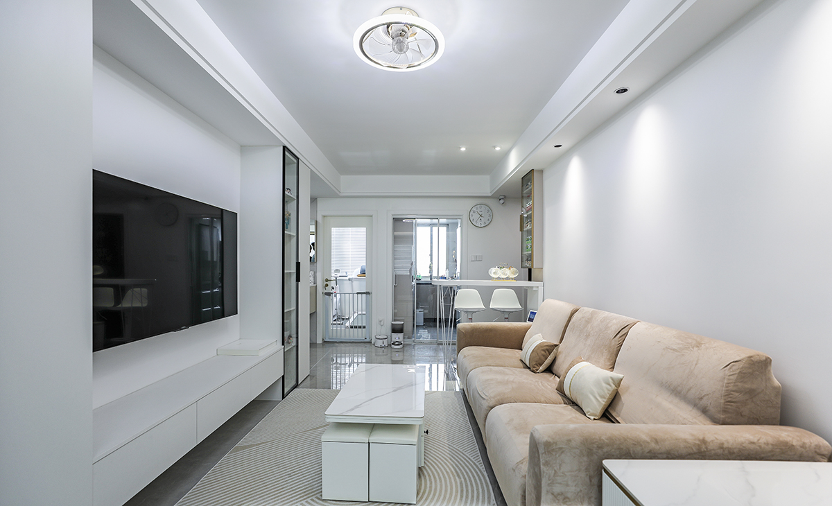 電視墻做一體電視柜，右邊玻璃展示柜，空調(diào)藏柜子中，隱私效果和裝飾效果會(huì)更好，不做復(fù)雜的背景墻，讓空間不但時(shí)尚而且清爽。