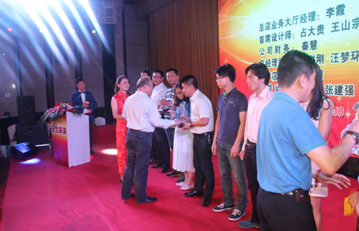  云蘭裝潢新總部開業典禮暨十二周年慶典活動之——頒獎表彰儀式 2015年6月10日下午3:00，云蘭裝潢http://www.taoyuanren.net/新總部開業暨十二周年慶典在北郊衡山賓館凱旋宮的主會場隆重舉行。來自四面八方的嘉賓、貴客和云蘭同仁，興高采烈的前往慶典活動現場，在簽到處排隊等候入場。每個人都領取了一份豐厚大禮，然后走過大廳紅毯，在現場簽名板上一一簽字留念，猶如一場盛大的明星紅毯走秀，現場攝影師記錄下了這激動人心的時刻，在會場大屏幕上直播了每個人的一顰一笑，歡欣鼓舞的喜悅氛圍感染了每一個出席慶典的來賓。 各位嘉賓悉數到場 相關領導蒞臨簽名 英才輩出 激勵奮斗精神 下午3:30，凱旋宮主會場內濟濟一堂，歡聲笑語，慶典主持人熱情洋溢的開場白，開啟了頒獎表彰活動的序幕。隨著燈光暗下，現場大屏幕播放了云蘭裝潢12年的拼搏進程和云蘭人的鏗鏘誓言，深深打動了每個人，現場掌聲經久不息。 主持人隆重介紹了到場的領導嘉賓們：上海市裝飾裝修行業協會黨委書記徐海峰、閘北區投資促進中心第三分中心主任樊慶龍、上海市裝飾裝修行業協會副會長郟祥均、協會副秘書長兼家裝委秘書長叢國梁、協會副秘書長兼材料委秘書長應再揚、協會家裝委副秘書長朱瓊、協會宣傳部部長朱吉人、閘北區彭浦街道辦事處社區發展辦公室主任高蓉。 隨后，云蘭裝潢總經理汪興國上臺致歡迎辭。汪總分別向行業協會、街道社區的領導表示感謝，向云蘭裝潢新老員工的辛勤付出致以由衷感謝，特別對攜手陪伴自己一路走來的夫人吳云蘭表達深情敬意，這個真情流露的瞬間讓主會場充滿溫情掌聲四起。上海市裝飾裝修行業協會黨委書記徐海峰在致詞中，有感而發對汪興國總經理一貫正直做人、始終踏實做事的品德給予了高度評價，并代表行業協會祝愿云蘭裝潢明天的事業輝煌燦爛!緊接著，汪總和徐海峰書記、叢國梁秘書長等領導嘉賓，共同啟動冰雕儀式，將云蘭裝潢新總部開業及十二周年慶典活動推向一個高潮。 優秀施工隊獲獎 優秀門店經理獲獎 主持人宣布最鼓舞人心的頒獎時刻到來，全場氣氛被再次點燃。“風雨同舟獎”表彰了24位與云蘭裝潢同呼吸、共命運的一批優秀老員工，總店首席設計師王山宗作為獲獎代表發言;“精誠合作獎”表彰了12家與云蘭裝潢協同發展、密切合作的優秀經銷商，卡羅莎壁柜總經理潘瑋秋作為合作商代表上臺致詞;“標桿承攬隊獎”表彰了24位施工作業出色的優秀承攬施工隊長，施工隊長陳愛云作為獲獎代表發言;“最具成長價值獎”表彰了8位管理出眾的優秀門店經理，松江店經理施發勝作為獲獎代表發言;“奮進貢獻獎”表彰了12位持續奮進、有突出貢獻的云蘭員工，總店首席設計師占大貴作為獲獎代表上臺發言。 相關優秀杰出員工獲獎 相關優秀杰出設計師獲獎 意氣風發 啟航3.0時代 云蘭裝潢這批獲得表彰激勵的優秀精英，在頒獎臺上高舉獎杯與領導嘉賓合影，全場的掌聲和歡呼聲給這些可親可敬的云蘭人崇高的敬意。在他們身上充分展現了“勤奮、拼搏、學習、正道”的云蘭企業精神，通過勤奮的工作、敬業的表現、敢于拼搏、努力奮斗及滿滿的正能量，感染并帶動所有的員工們奮勇向上，用責任心和行動力真正踐行了“好裝潢，找云蘭”這句話，讓優良施工和優質口碑給公司帶來了源源不斷的裝修回頭客，使云蘭裝潢成為了名副其實可以安心托付的品牌裝修服務商。 隨著云蘭裝潢新總部隆重開業，全體云蘭人意氣風發，共同啟航，邁向更加精彩燦爛的企業3.0時代，開創更加輝煌的事業高峰。