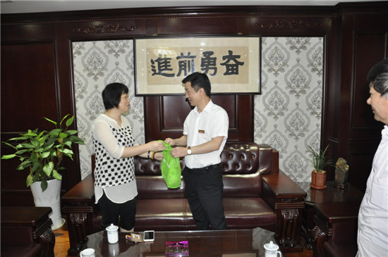 40度高溫下的關懷，街道黨工委慰問云蘭公司職工
