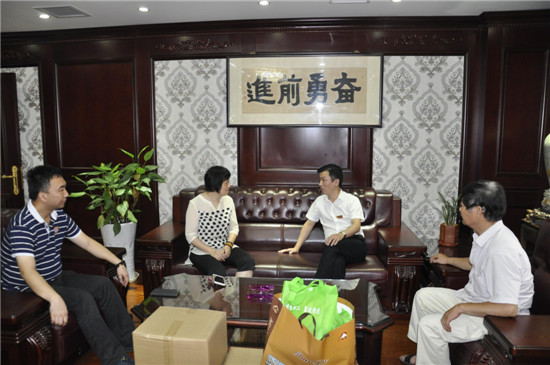 40度高溫下的關懷，街道黨工委慰問云蘭公司職工