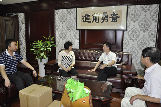 40度高溫下的關懷，街道黨工委慰問云蘭公司職工