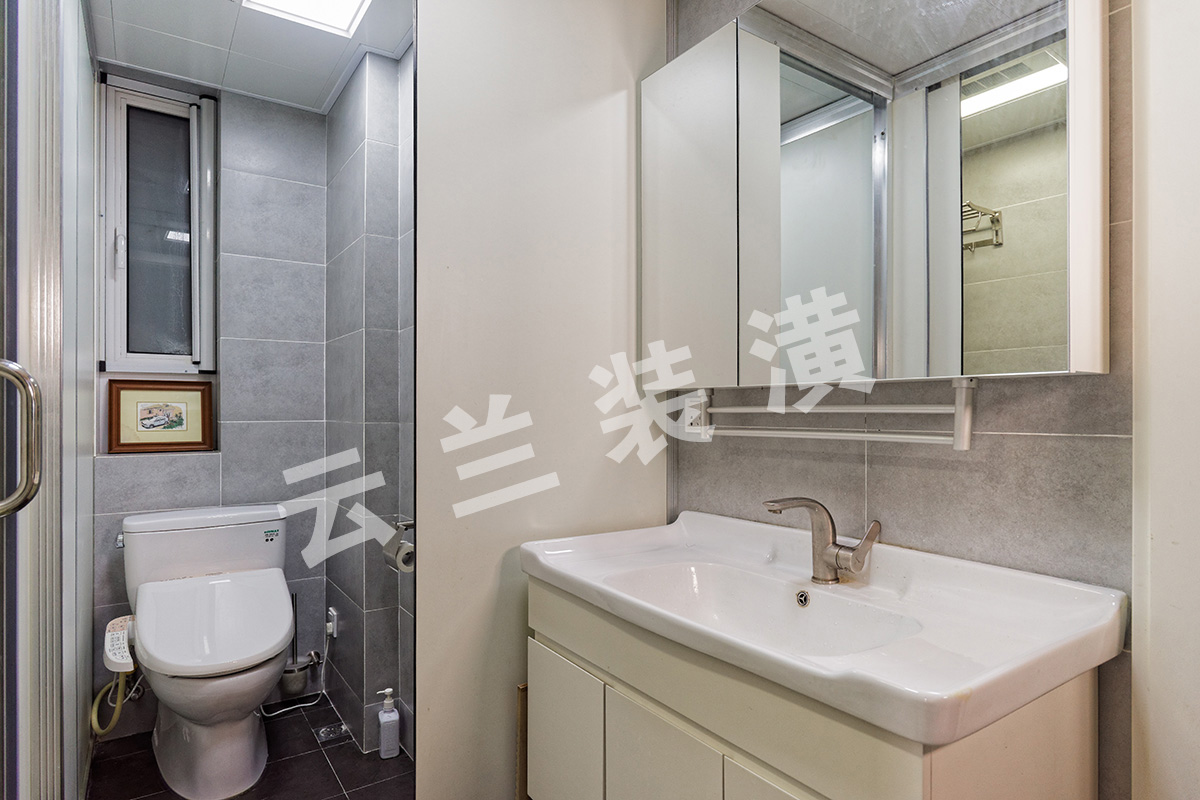 衛(wèi)生間空間并不是很大，但是采用了獨(dú)立性的設(shè)計(jì)，坐便器一個(gè)空間、淋浴房和浴缸一個(gè)空間，洗臉盆也是獨(dú)立的，很有特點(diǎn)、很有個(gè)性。