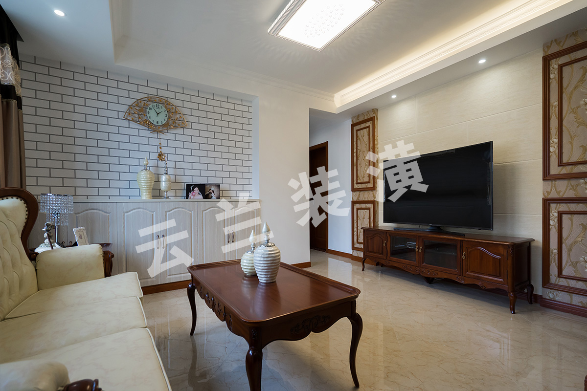 沙發左側前景的文化墻設計突顯了空間的裝修風格，也是入戶進門后的第一個景點，做背景的材料是無機材料硅藻泥，此材料不僅綠色環保無有害氣體釋放，更難能可貴的是它本身具備呼吸功能，不僅可以隨著四季變化調節室內空氣的濕度，還可以吸附空氣中的有害物質。
