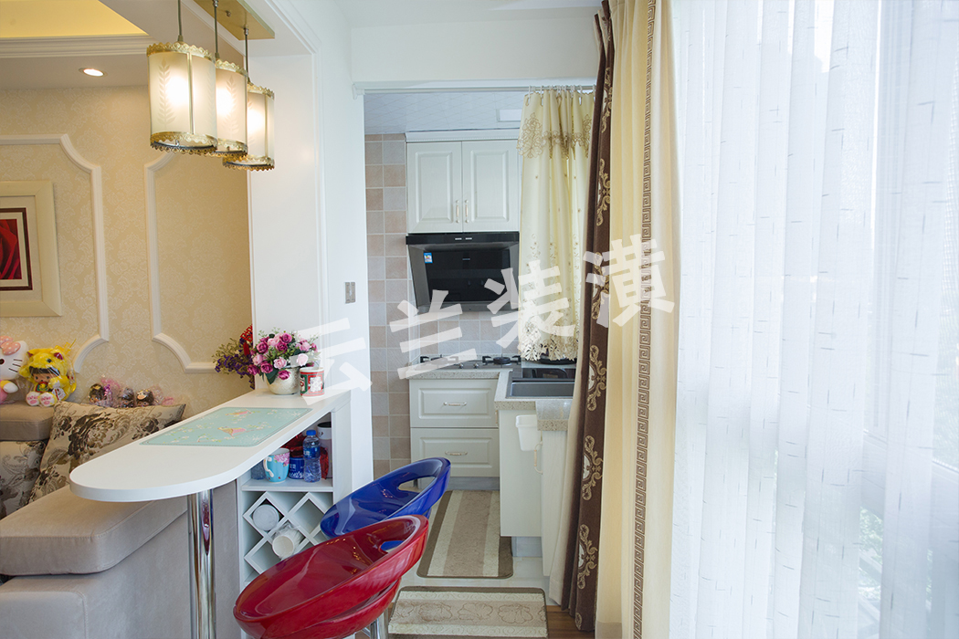 客廳一旁的小吧臺添加了小夫妻兩人的浪漫情調和充滿甜蜜的氛圍。
