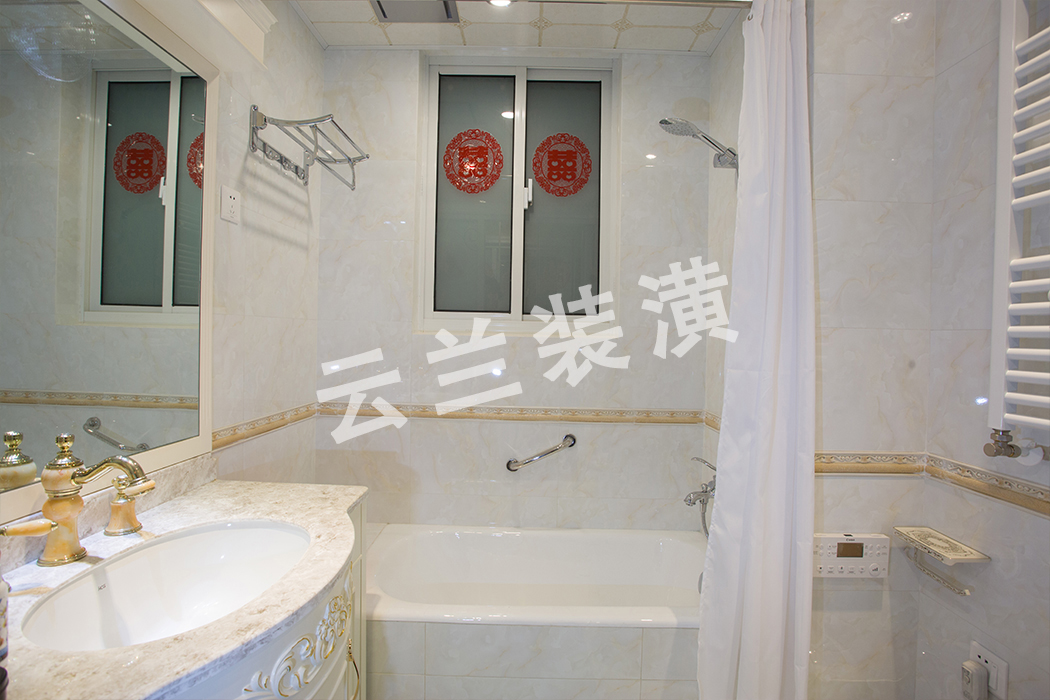 主衛搭配的浴缸，一天疲憊之后，讓水按摩身體，舒緩壓力，一個帶浴缸的浴室就成了放松身心和展現自我品味的場所。