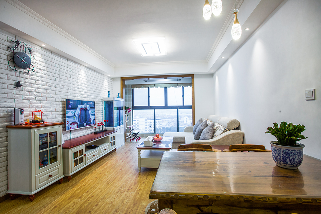 客廳采用色調(diào)是白+木，房子客廳和餐廳是直筒型的，墻面用白色會讓整個空間顯得寬敞和亮堂。
