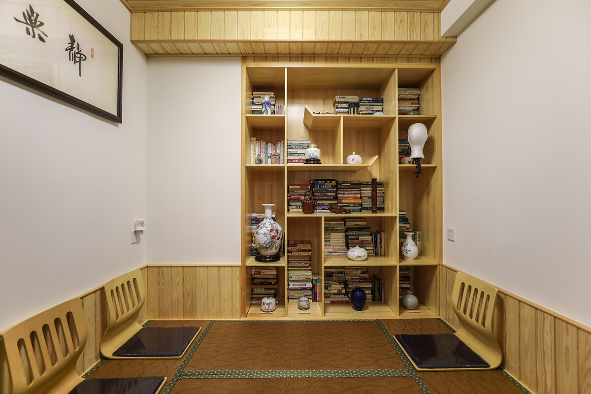 業主要求裝修必須穩重大氣，并且具體文化氣息。新中式風格非常適合這樣的戶型，在家具和配飾上基本延續了現代新中式風格的特點，單純，自然，充滿個性化。明亮的美式風格優質高透玻璃燈罩，搭配質感奢華的壁紙，在實木家具的襯托下，彰顯著主人生活品質。
