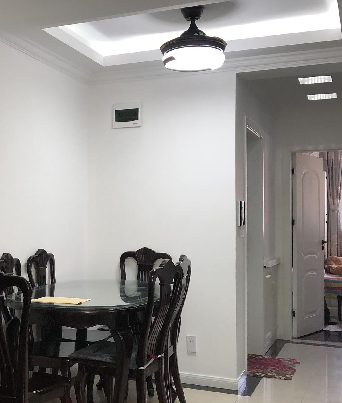 餐廳頂面做了回字形吊頂，讓客廳與餐廳有一個(gè)區(qū)分，墻面采用白色基調(diào)，整個(gè)空間顯得比較簡潔。
