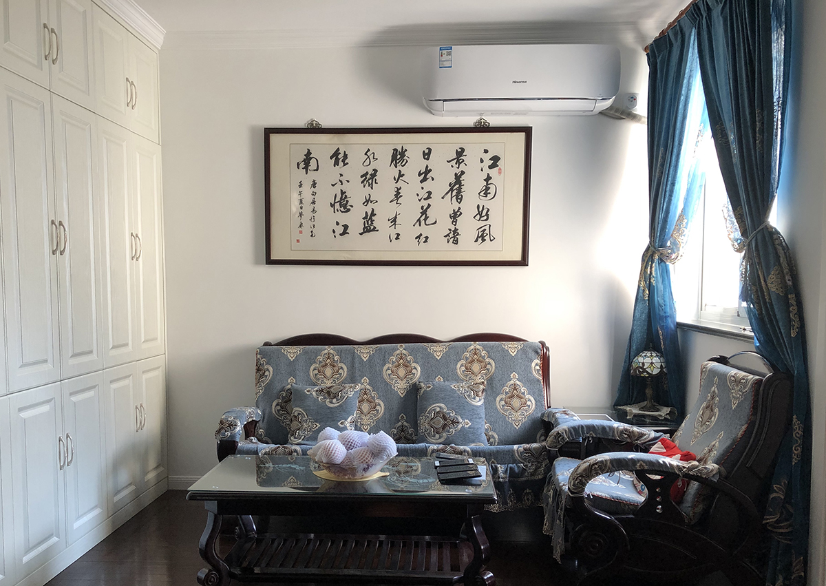 客廳采用乳膠漆加一圈石膏線進(jìn)行走邊，客廳做了一個(gè)拐角柜子，可以讓客廳顯得大氣而不簡單。
